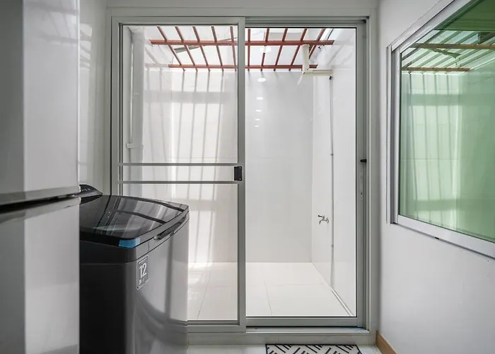 Miq Hk111-4br Ratchada-huaykwang 14pax Bangkok